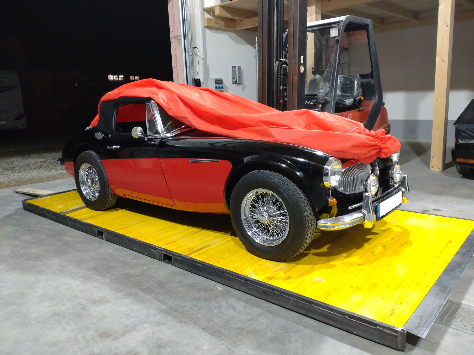 Oldtimer-Cabrio mit Abdeckplane im Winterlager des Hangar Rott