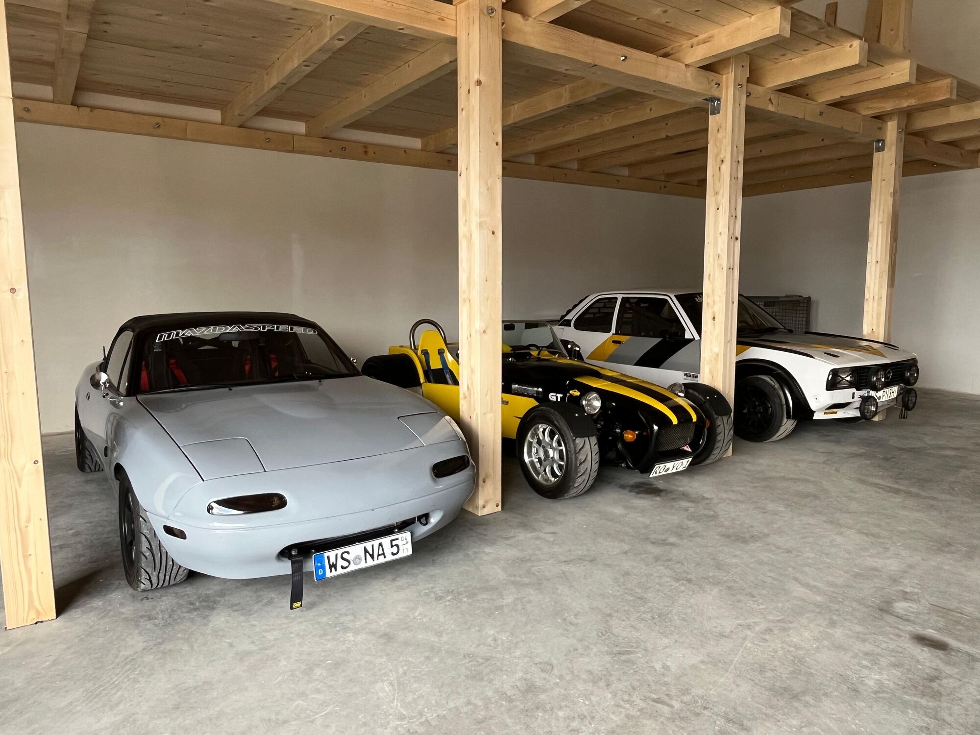 Cabrio, Roadster und Sportwagen auf Garagenstellplätzen im Hangar Rott